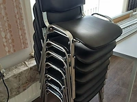 Lot 245 - lederen vergaderstoelen. 7 stuks - afbeelding 1 van  2