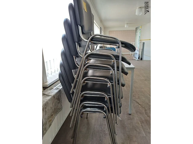 Lot 245 - lederen vergaderstoelen. 7 stuks - afbeelding 2 van  2