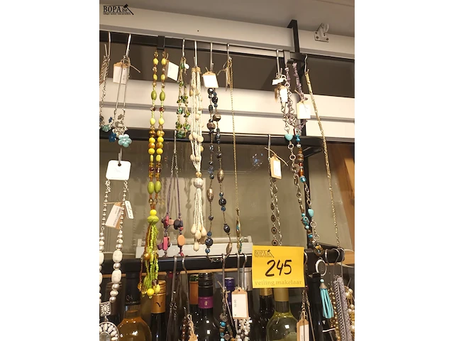 Lot 245 - metalen rekje met juwelen - afbeelding 1 van  4