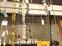 Lot 245 - metalen rekje met juwelen - afbeelding 1 van  4