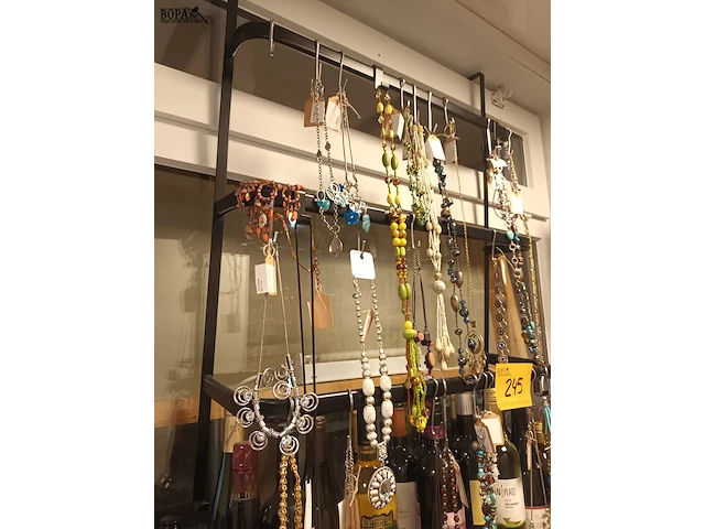 Lot 245 - metalen rekje met juwelen - afbeelding 2 van  4