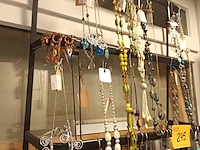 Lot 245 - metalen rekje met juwelen - afbeelding 2 van  4