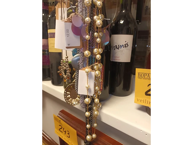 Lot 245 - metalen rekje met juwelen - afbeelding 3 van  4