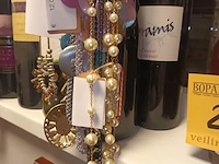 Lot 245 - metalen rekje met juwelen - afbeelding 3 van  4