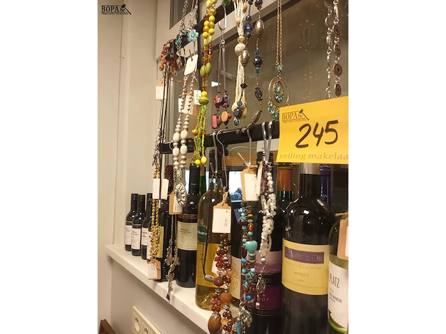 Lot 245 - metalen rekje met juwelen - afbeelding 4 van  4