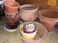 Lot 245 - terracotta bloempotten - afbeelding 1 van  1
