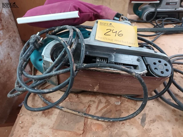 Lot 246 - bandschuurmachine makita - afbeelding 3 van  3
