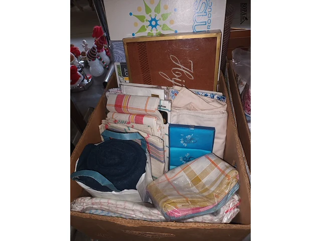 Lot 246 - bedlinnen, handdoeken en kledij - afbeelding 1 van  3
