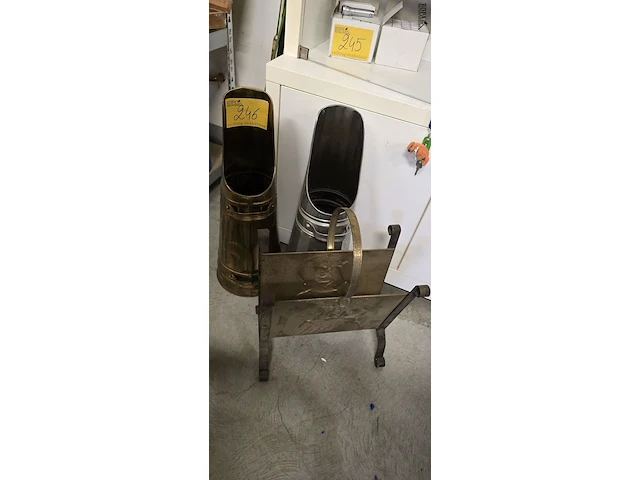 Lot 246 - koperen krantenbak koperen koolkit en metalen koolkit - afbeelding 1 van  4