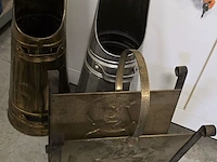 Lot 246 - koperen krantenbak koperen koolkit en metalen koolkit - afbeelding 1 van  4