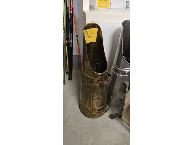 Lot 246 - koperen krantenbak koperen koolkit en metalen koolkit - afbeelding 2 van  4