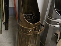 Lot 246 - koperen krantenbak koperen koolkit en metalen koolkit - afbeelding 2 van  4