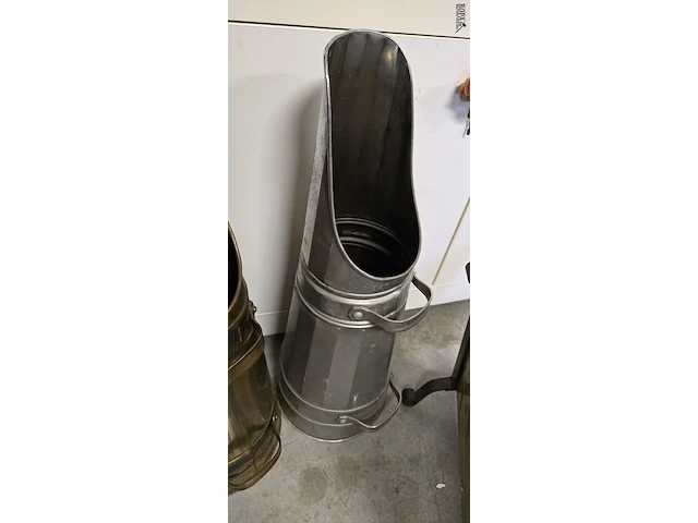 Lot 246 - koperen krantenbak koperen koolkit en metalen koolkit - afbeelding 3 van  4