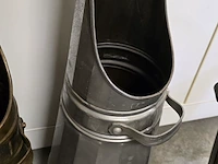 Lot 246 - koperen krantenbak koperen koolkit en metalen koolkit - afbeelding 3 van  4