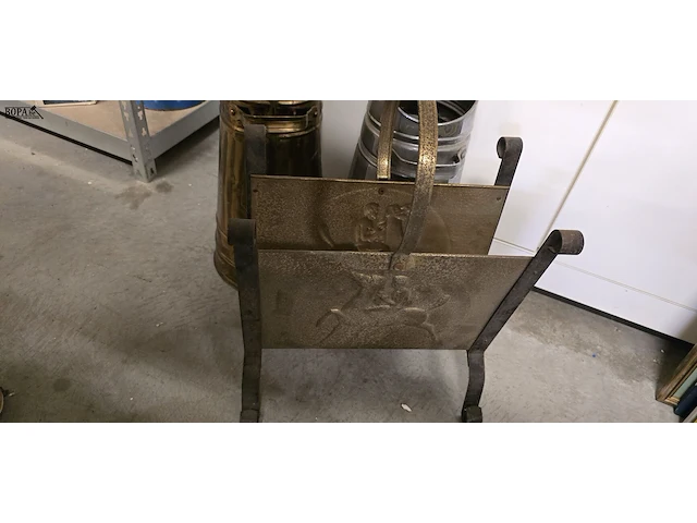 Lot 246 - koperen krantenbak koperen koolkit en metalen koolkit - afbeelding 4 van  4
