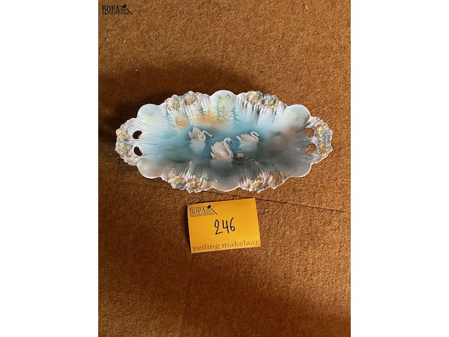 Lot 246 - snoepschaaltje-zwanendecor prussia - afbeelding 1 van  2
