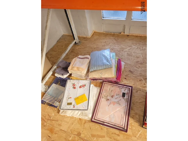 Lot 247 - partij huishoudtextiel - afbeelding 1 van  4