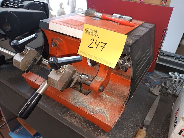 Lot 247 - sleutelmachine - afbeelding 2 van  2
