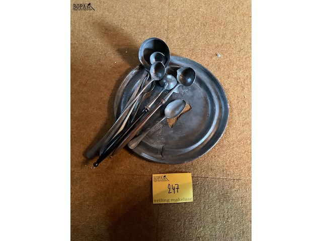 Lot 247 - tinnen schaal met tinnen opdienlepels - afbeelding 1 van  3