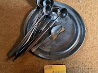Lot 247 - tinnen schaal met tinnen opdienlepels - afbeelding 1 van  3