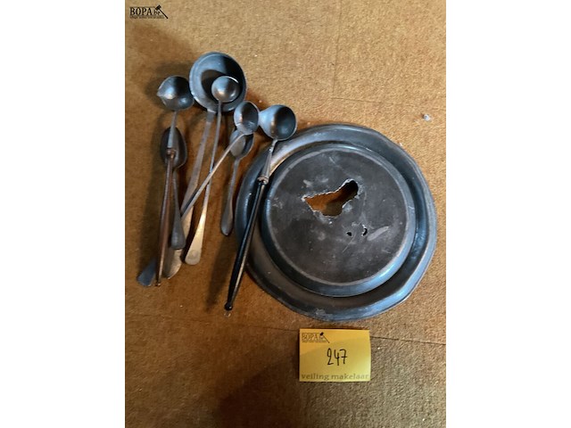 Lot 247 - tinnen schaal met tinnen opdienlepels - afbeelding 2 van  3
