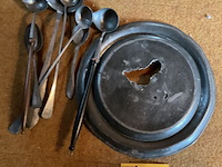 Lot 247 - tinnen schaal met tinnen opdienlepels - afbeelding 2 van  3