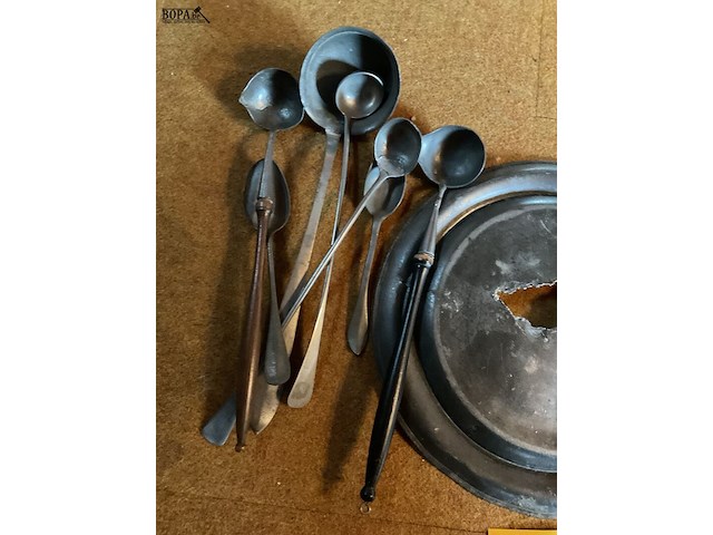 Lot 247 - tinnen schaal met tinnen opdienlepels - afbeelding 3 van  3