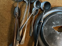 Lot 247 - tinnen schaal met tinnen opdienlepels - afbeelding 3 van  3