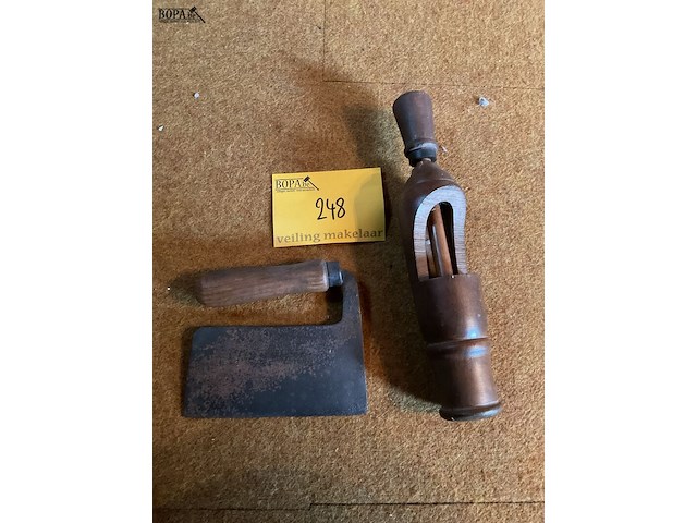 Lot 248 - antieke gebruiksvoorwerpen gebruiksvoorwerpen hakmes en kurk - afbeelding 1 van  1