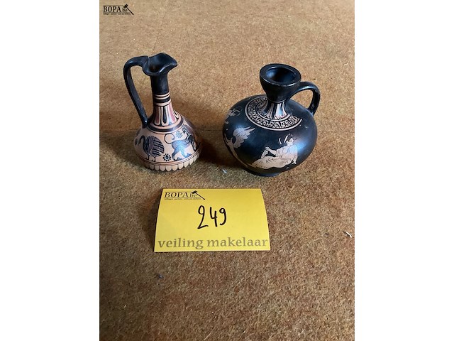 Lot 249 - griekse kruikjes in aardewerk copijen - afbeelding 1 van  3