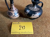 Lot 249 - griekse kruikjes in aardewerk copijen - afbeelding 1 van  3