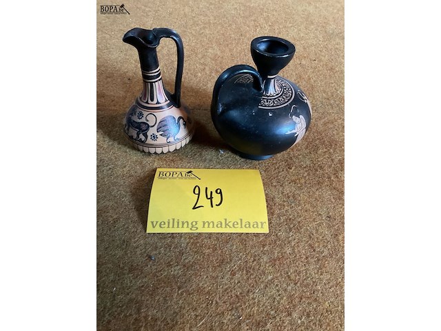 Lot 249 - griekse kruikjes in aardewerk copijen - afbeelding 2 van  3