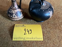 Lot 249 - griekse kruikjes in aardewerk copijen - afbeelding 2 van  3
