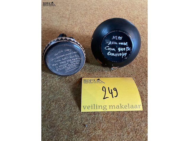 Lot 249 - griekse kruikjes in aardewerk copijen - afbeelding 3 van  3