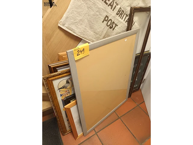Lot 249 - kaders en postzak - afbeelding 1 van  4