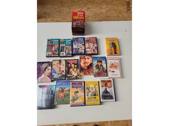 Lot 249 - partij videocassettes 16 ex. - afbeelding 1 van  3