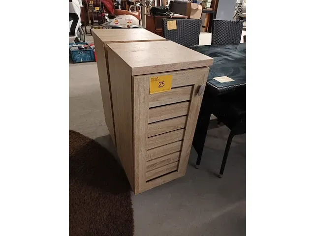Lot 25 - bijzetkastjes. 2 stuks - afbeelding 1 van  5