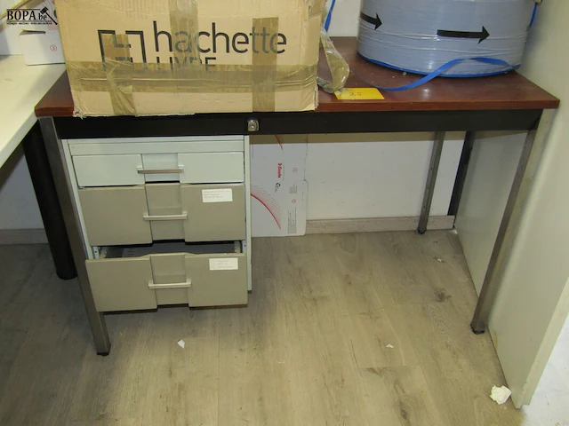 Lot 25 - bureau met lades - afbeelding 1 van  2