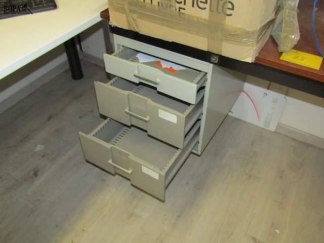 Lot 25 - bureau met lades - afbeelding 2 van  2