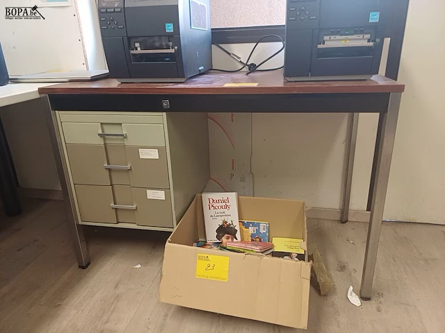 Lot 25 - bureau met lades - afbeelding 1 van  3