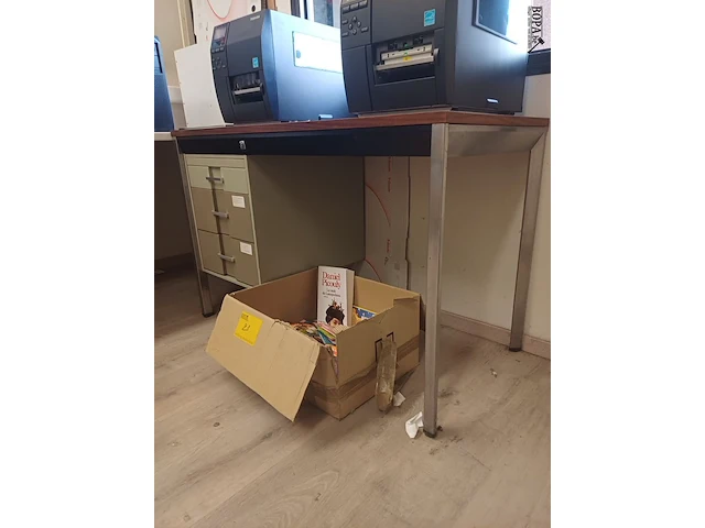 Lot 25 - bureau met lades - afbeelding 2 van  3