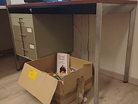 Lot 25 - bureau met lades - afbeelding 2 van  3