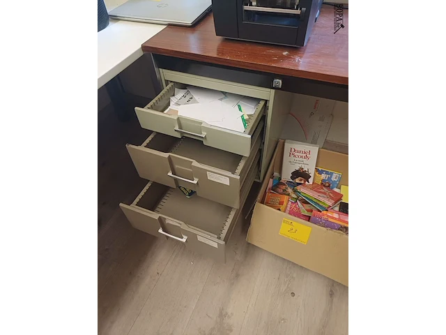 Lot 25 - bureau met lades - afbeelding 3 van  3