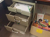 Lot 25 - bureau met lades - afbeelding 3 van  3