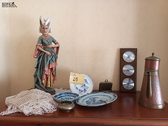 Lot 25 - decoratie en haakwerk. 11 stuks - afbeelding 1 van  5