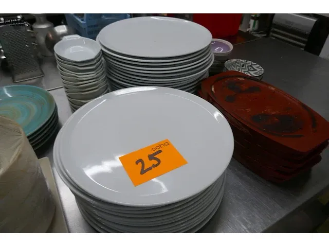 Lot 25 - diverse borden en kommen - afbeelding 4 van  5