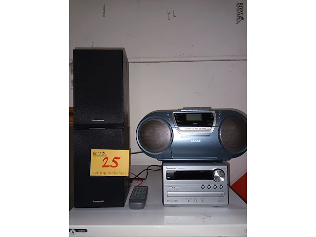Lot 25 - draagbare radio en microketen - afbeelding 1 van  3