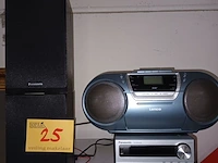 Lot 25 - draagbare radio en microketen - afbeelding 1 van  3