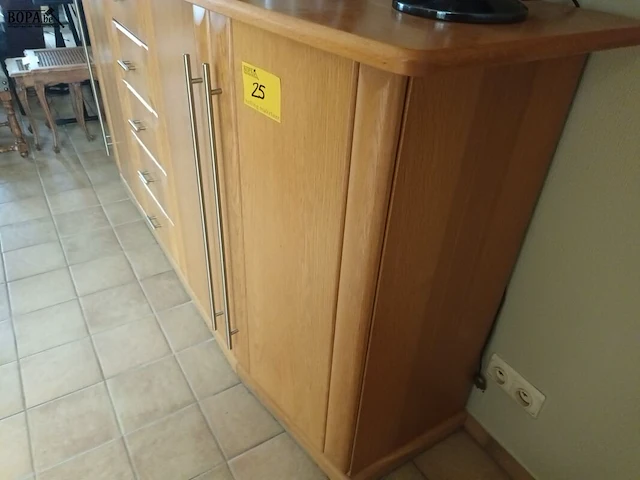 Lot 25 - dressoir kast - afbeelding 2 van  4