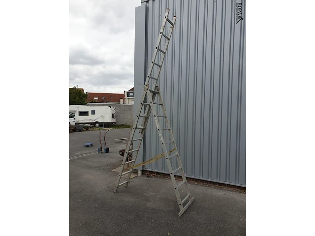 Lot 25 - driedelige aluminium ladder - afbeelding 1 van  4